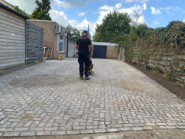 Aftrillen van straatwerk